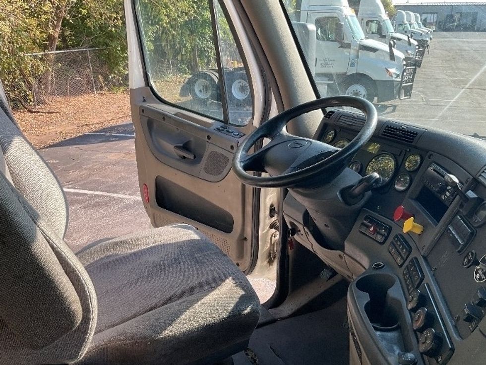 Day Cab Tractor-Heavy Duty Tractors-Freightliner-2019-Cascadia 12564ST-La Porte-IN-444,233\n\t\tmiles-$ 37,500 - Image 13