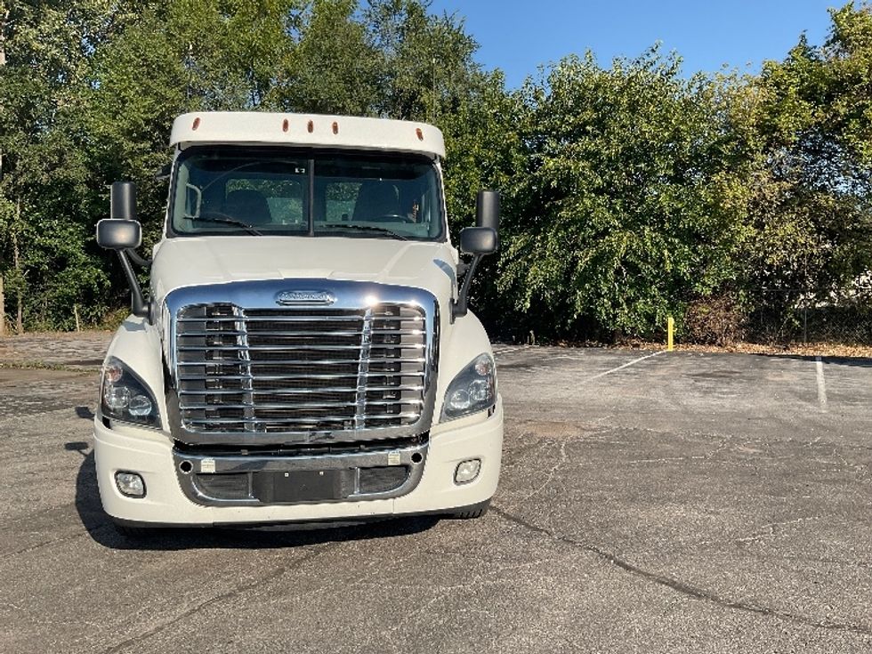 Day Cab Tractor-Heavy Duty Tractors-Freightliner-2019-Cascadia 12564ST-La Porte-IN-444,233\n\t\tmiles-$ 37,500 - Image 2