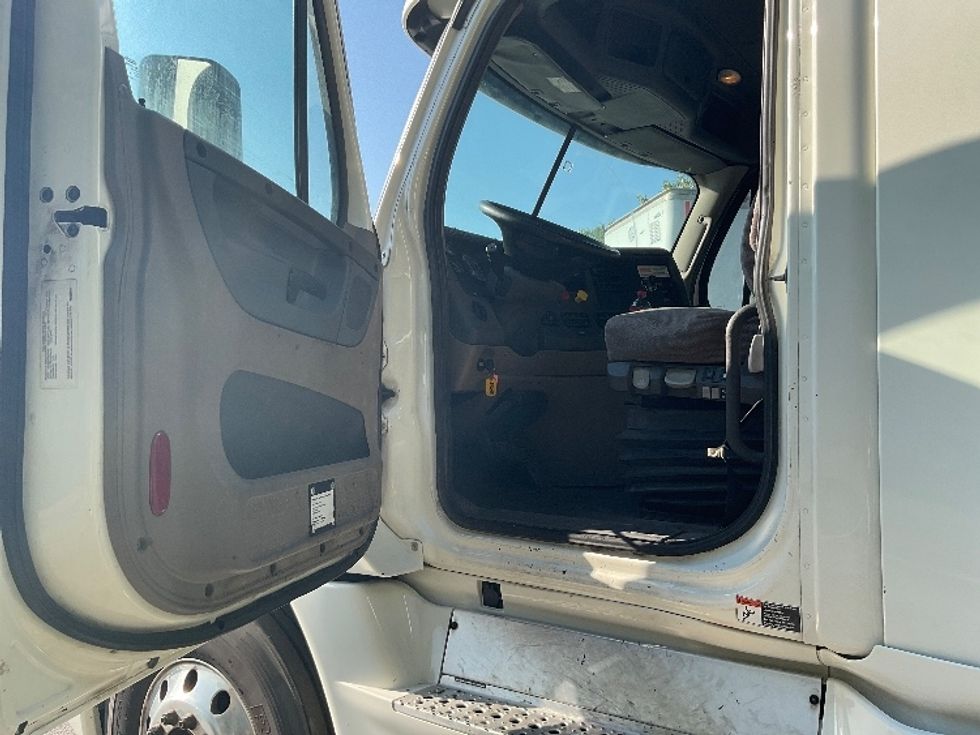 Day Cab Tractor-Heavy Duty Tractors-Freightliner-2019-Cascadia 12564ST-La Porte-IN-444,233\n\t\tmiles-$ 37,500 - Image 9