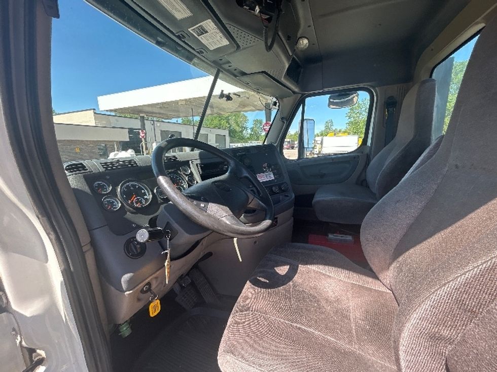 Day Cab Tractor-Heavy Duty Tractors-Freightliner-2019-Cascadia 12564ST-Lansing-MI-204,628\n\t\tmiles-$ 46,750 - Image 10