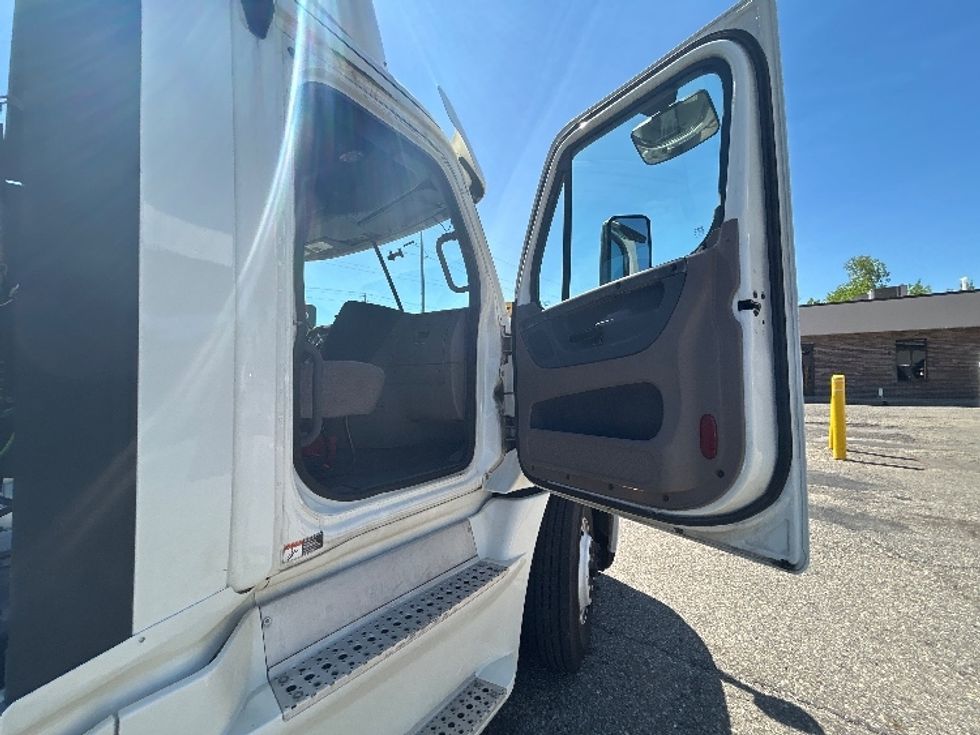 Day Cab Tractor-Heavy Duty Tractors-Freightliner-2019-Cascadia 12564ST-Lansing-MI-204,628\n\t\tmiles-$ 46,750 - Image 12