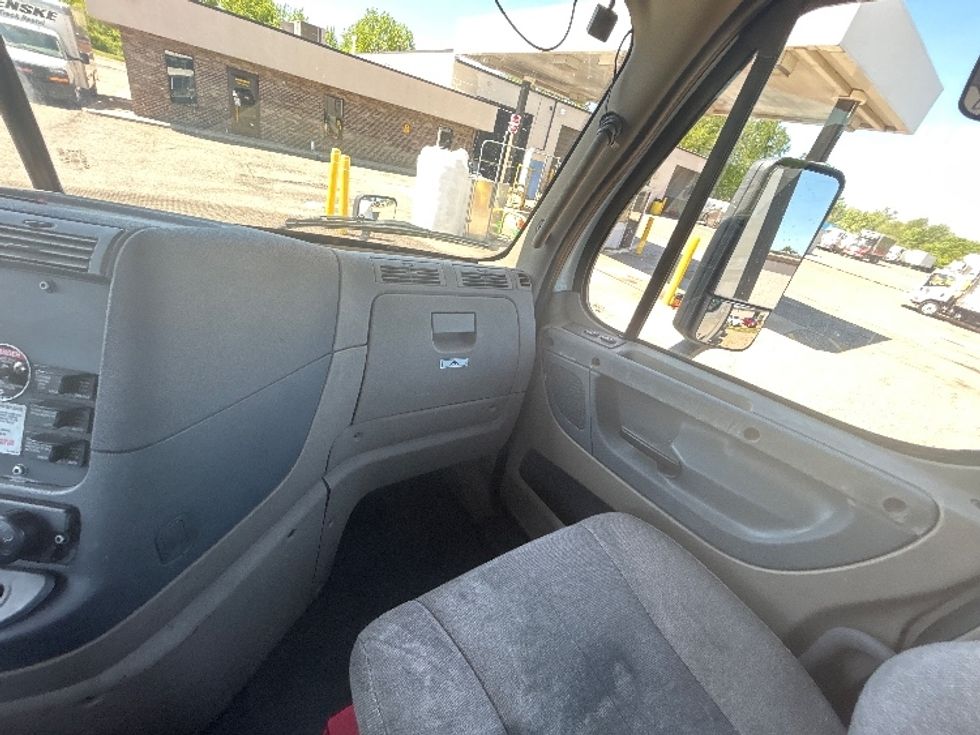 Day Cab Tractor-Heavy Duty Tractors-Freightliner-2019-Cascadia 12564ST-Lansing-MI-204,628\n\t\tmiles-$ 46,750 - Image 13