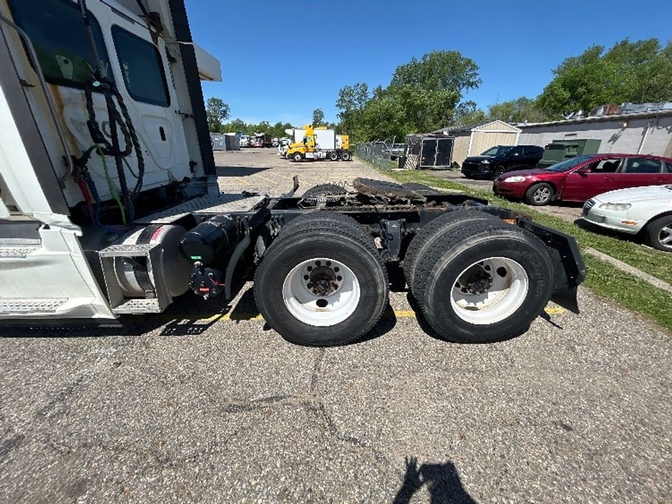 Day Cab Tractor-Heavy Duty Tractors-Freightliner-2019-Cascadia 12564ST-Lansing-MI-204,628\n\t\tmiles-$ 46,750 - Image 17