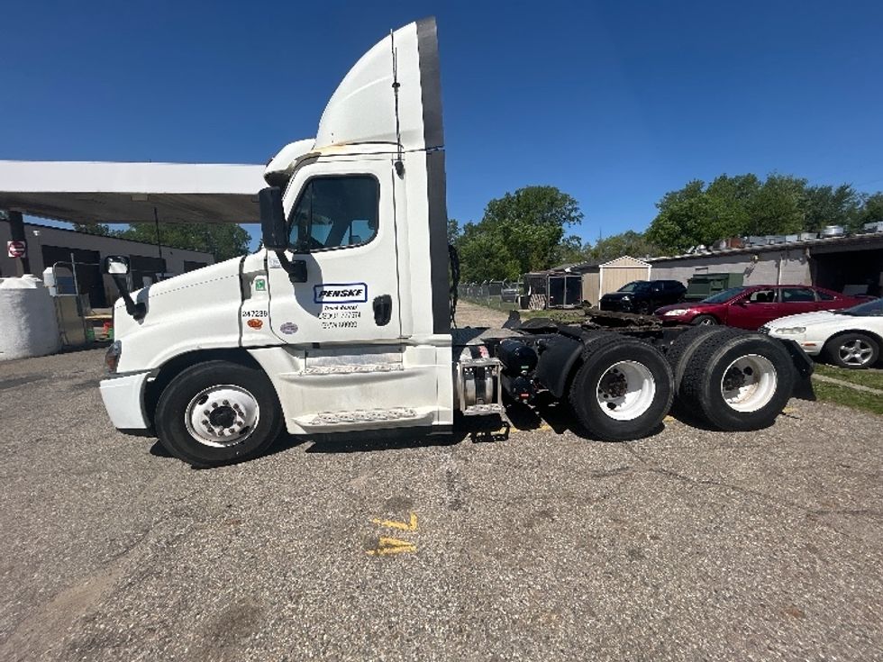 Day Cab Tractor-Heavy Duty Tractors-Freightliner-2019-Cascadia 12564ST-Lansing-MI-204,628\n\t\tmiles-$ 46,750 - Image 4