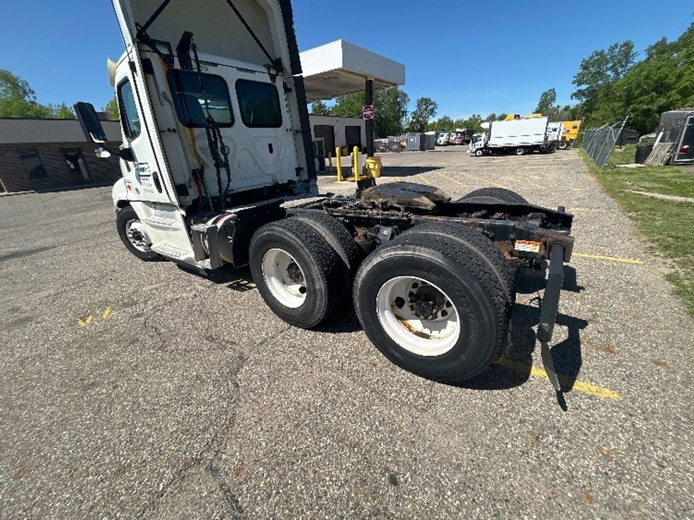 Day Cab Tractor-Heavy Duty Tractors-Freightliner-2019-Cascadia 12564ST-Lansing-MI-204,628\n\t\tmiles-$ 46,750 - Image 5