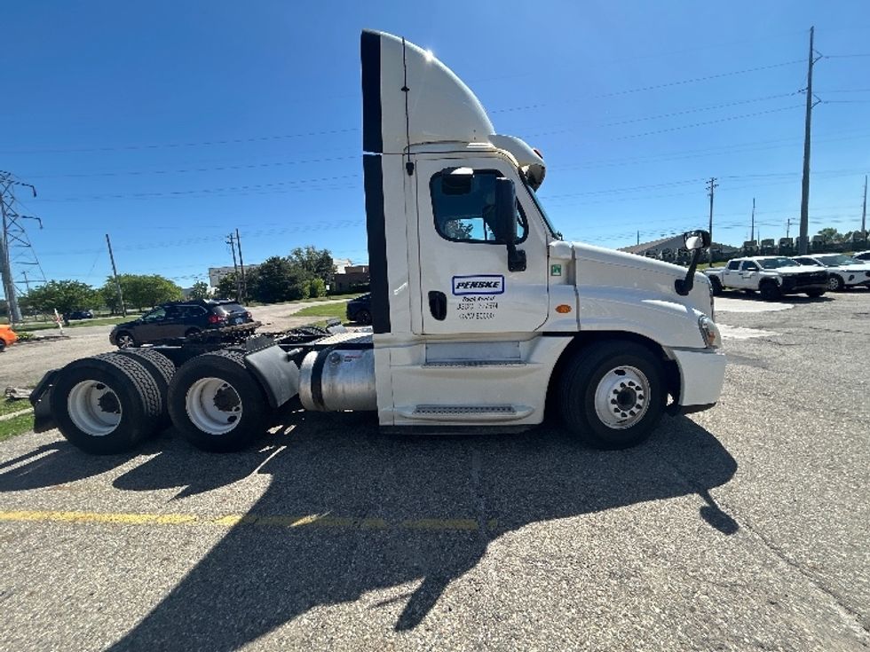 Day Cab Tractor-Heavy Duty Tractors-Freightliner-2019-Cascadia 12564ST-Lansing-MI-204,628\n\t\tmiles-$ 46,750 - Image 8