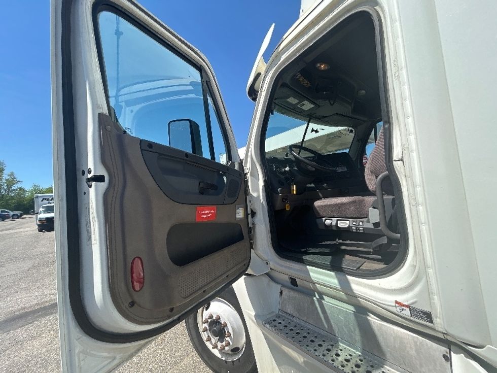 Day Cab Tractor-Heavy Duty Tractors-Freightliner-2019-Cascadia 12564ST-Lansing-MI-204,628\n\t\tmiles-$ 46,750 - Image 9