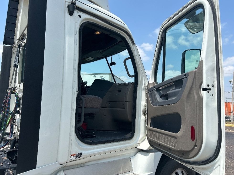 Day Cab Tractor-Heavy Duty Tractors-Freightliner-2019-Cascadia 12564ST-Laredo-TX-639,988\n\t\tmiles-$ 27,250 - Image 12