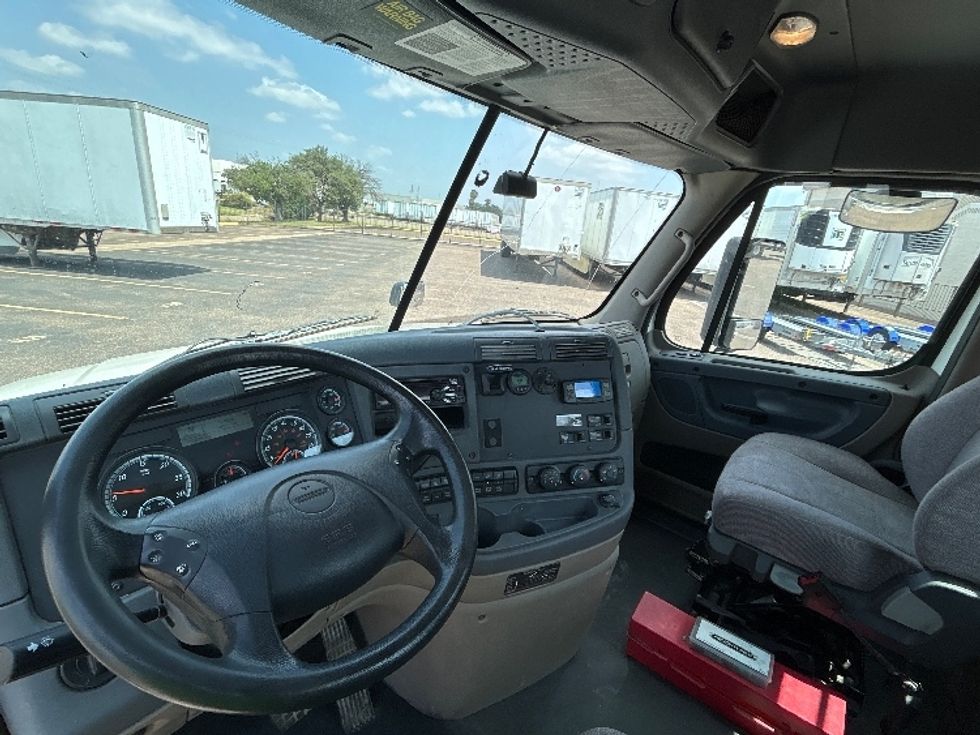 Day Cab Tractor-Heavy Duty Tractors-Freightliner-2019-Cascadia 12564ST-Laredo-TX-639,988\n\t\tmiles-$ 27,250 - Image 9
