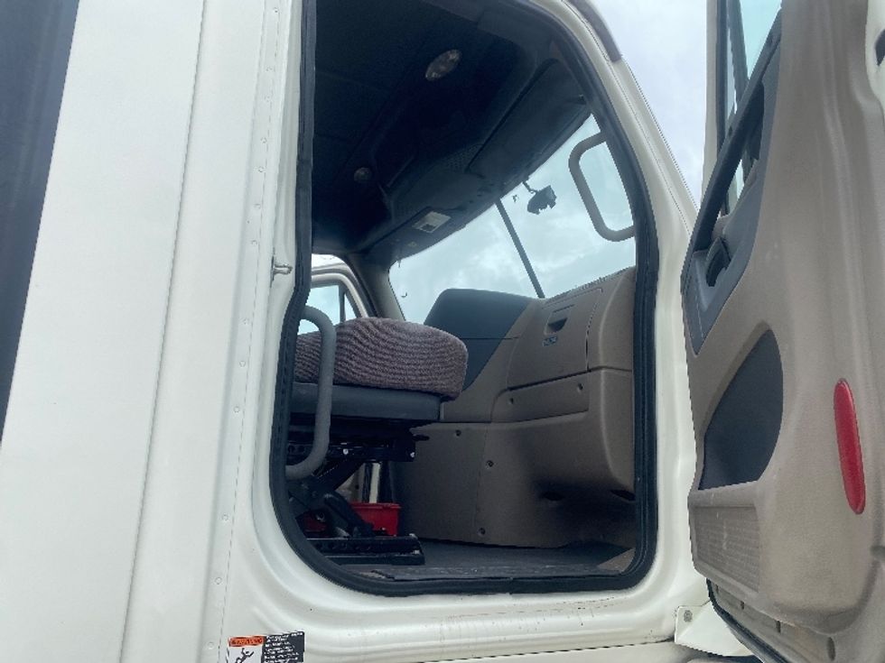 Day Cab Tractor-Heavy Duty Tractors-Freightliner-2019-Cascadia 12564ST-Laredo-TX-687,467\n\t\tmiles-$ 26,500 - Image 12