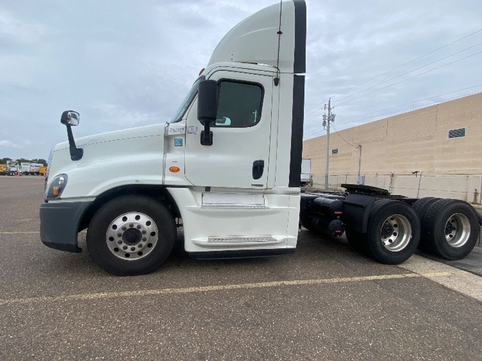 Day Cab Tractor-Heavy Duty Tractors-Freightliner-2019-Cascadia 12564ST-Laredo-TX-687,467\n\t\tmiles-$ 26,500 - Image 3