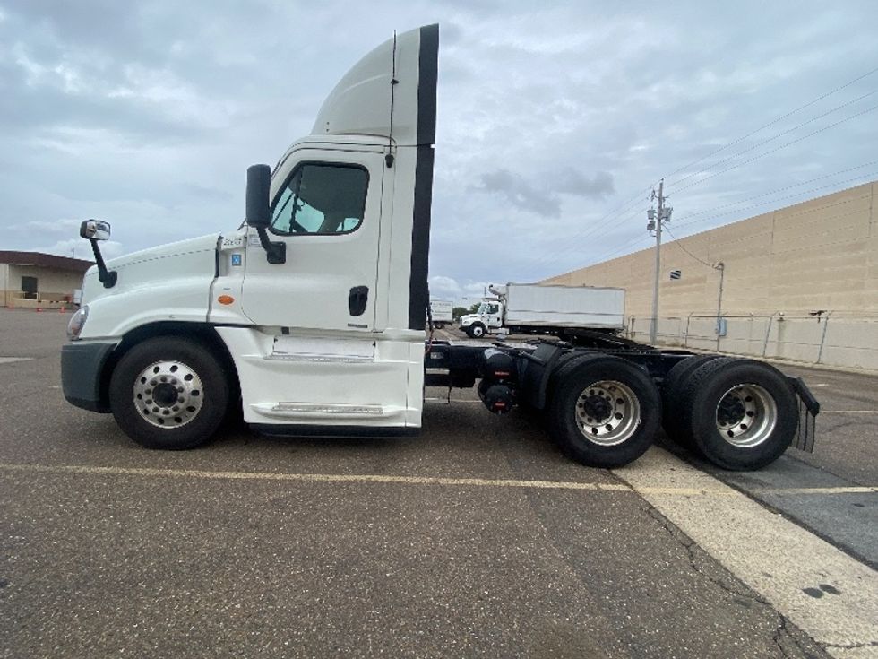 Day Cab Tractor-Heavy Duty Tractors-Freightliner-2019-Cascadia 12564ST-Laredo-TX-687,467\n\t\tmiles-$ 26,500 - Image 4