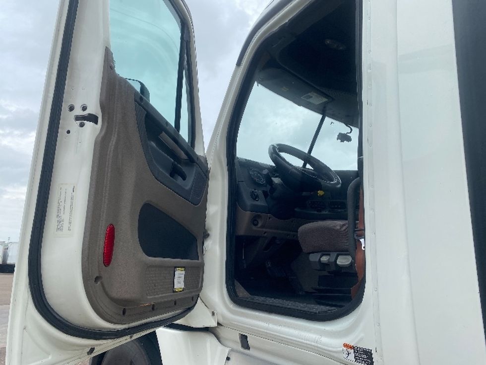Day Cab Tractor-Heavy Duty Tractors-Freightliner-2019-Cascadia 12564ST-Laredo-TX-687,467\n\t\tmiles-$ 26,500 - Image 9