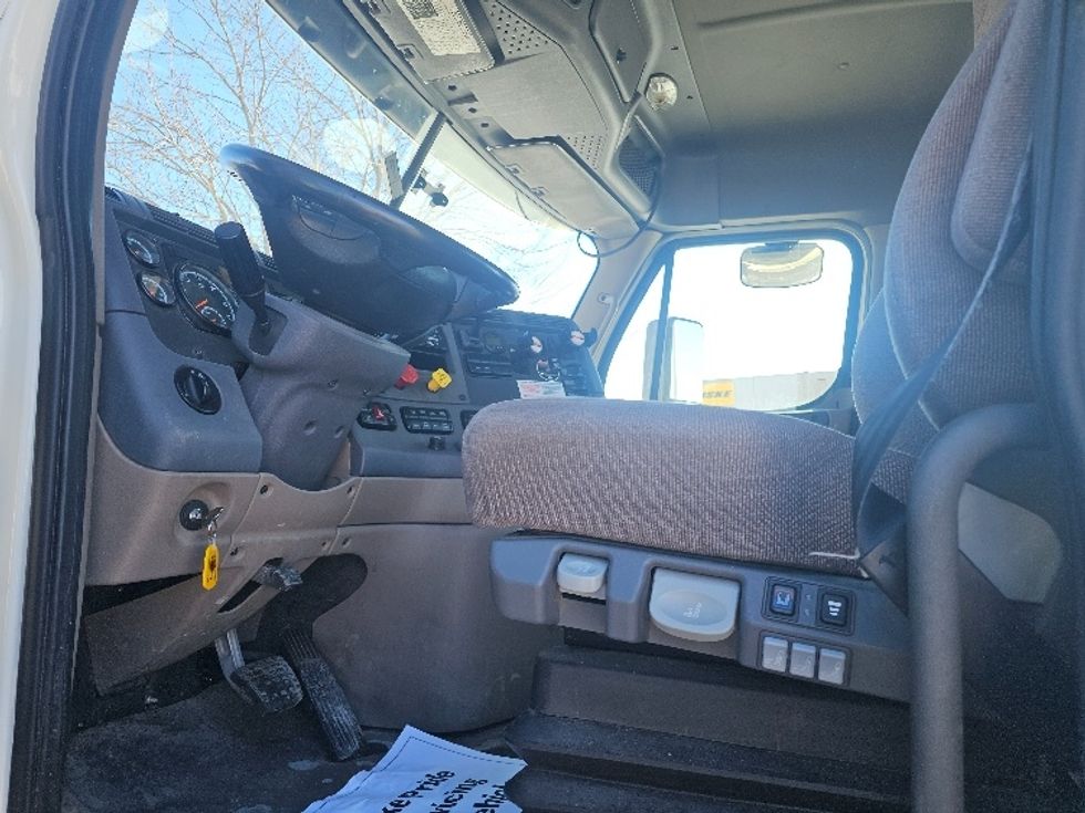 Day Cab Tractor-Heavy Duty Tractors-Freightliner-2019-Cascadia 12564ST-Lenexa-KS-622,227\n\t\tmiles-$ 30,750 - Image 9