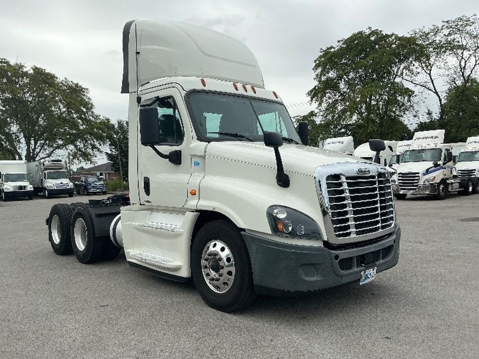 Day Cab Tractor-Heavy Duty Tractors-Freightliner-2019-Cascadia 12564ST-Lexington-KY-615,951\n\t\tmiles-$ 27,750 - Image 1