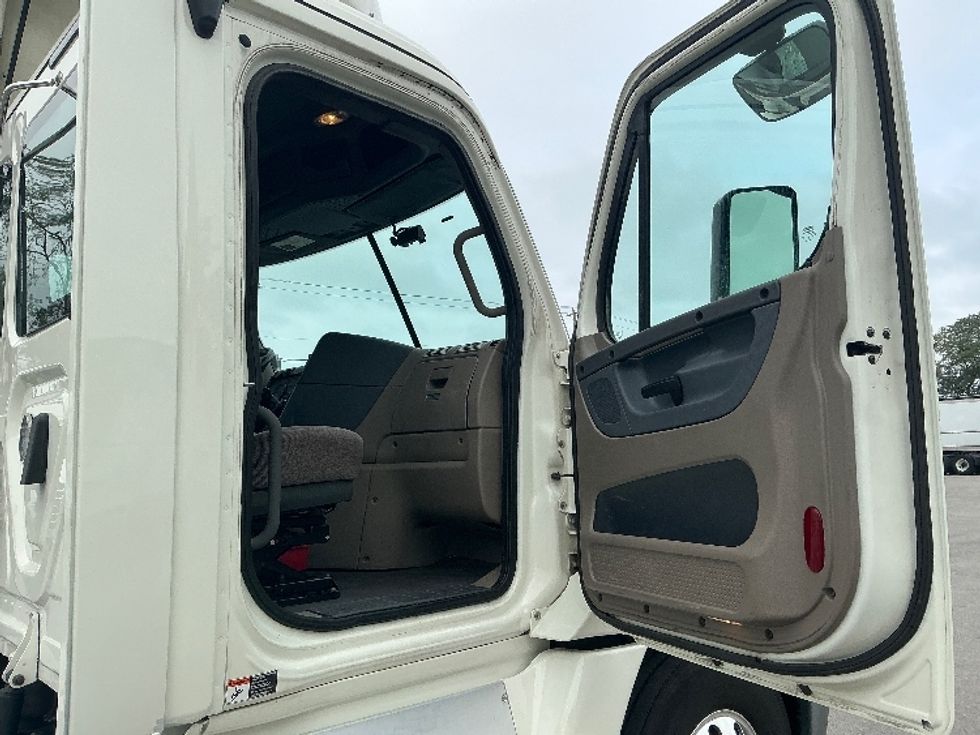 Day Cab Tractor-Heavy Duty Tractors-Freightliner-2019-Cascadia 12564ST-Lexington-KY-615,951\n\t\tmiles-$ 27,750 - Image 12