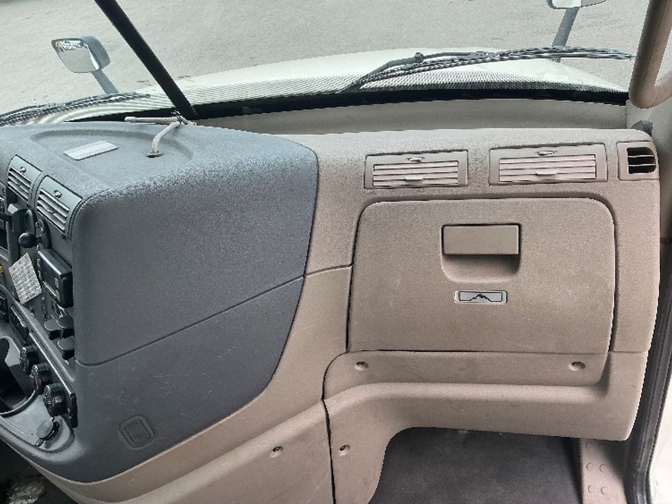 Day Cab Tractor-Heavy Duty Tractors-Freightliner-2019-Cascadia 12564ST-Lexington-KY-615,951\n\t\tmiles-$ 27,750 - Image 13