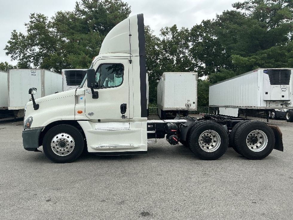 Day Cab Tractor-Heavy Duty Tractors-Freightliner-2019-Cascadia 12564ST-Lexington-KY-615,951\n\t\tmiles-$ 27,750 - Image 4