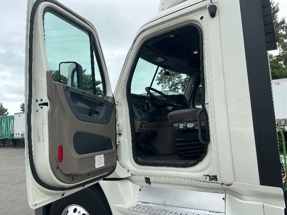 Day Cab Tractor-Heavy Duty Tractors-Freightliner-2019-Cascadia 12564ST-Lexington-KY-615,951\n\t\tmiles-$ 27,750 - Image 9