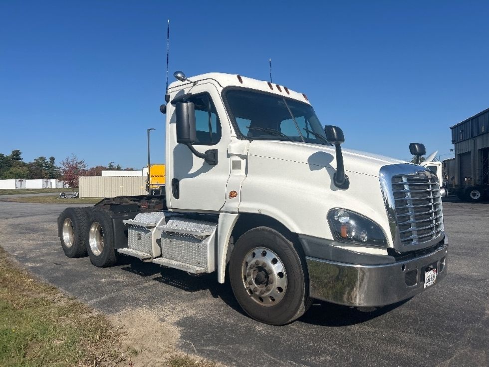 Day Cab Tractor-Heavy Duty Tractors-Freightliner-2019-Cascadia 12564ST-Londonderry-NH-279,961\n\t\tmiles-$ 33,750 - Image 1