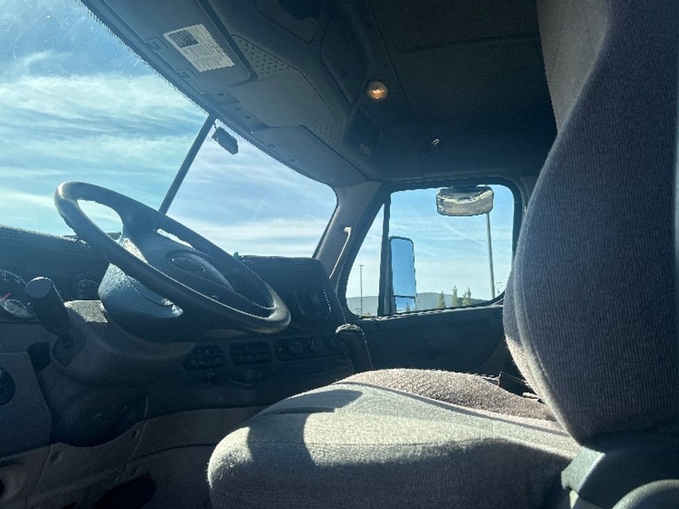 Day Cab Tractor-Heavy Duty Tractors-Freightliner-2019-Cascadia 12564ST-Londonderry-NH-279,961\n\t\tmiles-$ 33,750 - Image 10