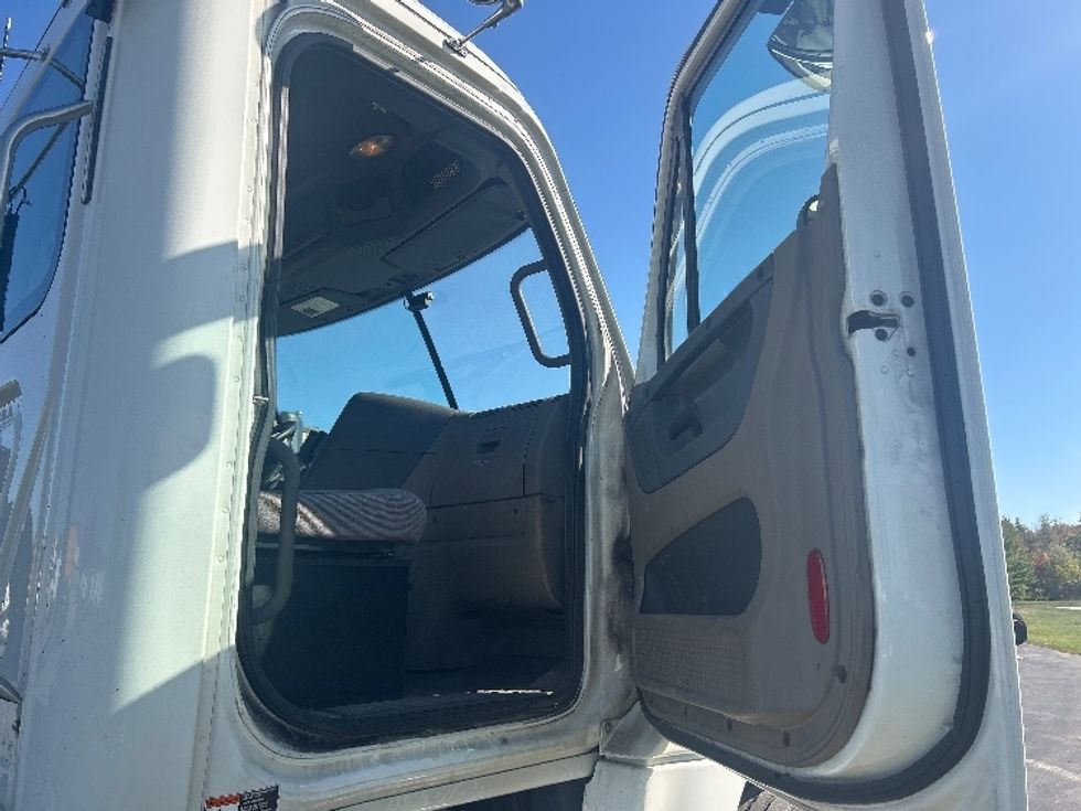 Day Cab Tractor-Heavy Duty Tractors-Freightliner-2019-Cascadia 12564ST-Londonderry-NH-279,961\n\t\tmiles-$ 33,750 - Image 12