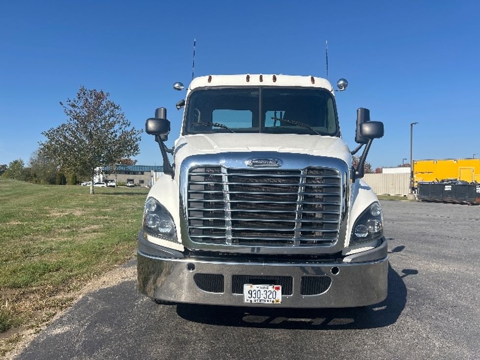 Day Cab Tractor-Heavy Duty Tractors-Freightliner-2019-Cascadia 12564ST-Londonderry-NH-279,961\n\t\tmiles-$ 33,750 - Image 2