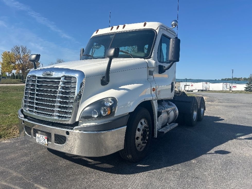 Day Cab Tractor-Heavy Duty Tractors-Freightliner-2019-Cascadia 12564ST-Londonderry-NH-279,961\n\t\tmiles-$ 33,750 - Image 3