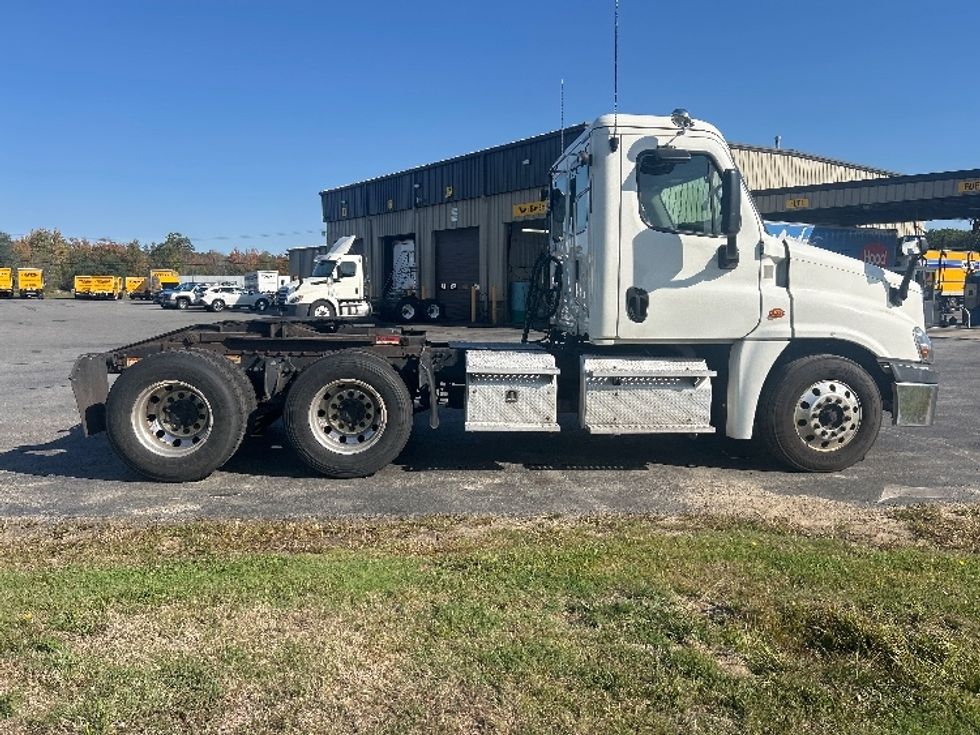 Day Cab Tractor-Heavy Duty Tractors-Freightliner-2019-Cascadia 12564ST-Londonderry-NH-279,961\n\t\tmiles-$ 33,750 - Image 8