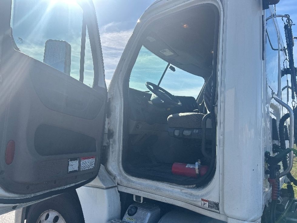 Day Cab Tractor-Heavy Duty Tractors-Freightliner-2019-Cascadia 12564ST-Londonderry-NH-279,961\n\t\tmiles-$ 33,750 - Image 9