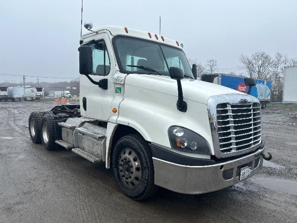 Day Cab Tractor-Heavy Duty Tractors-Freightliner-2019-Cascadia 12564ST-Londonderry-NH-311,672\n\t\tmiles-$ 32,500 - Image 1