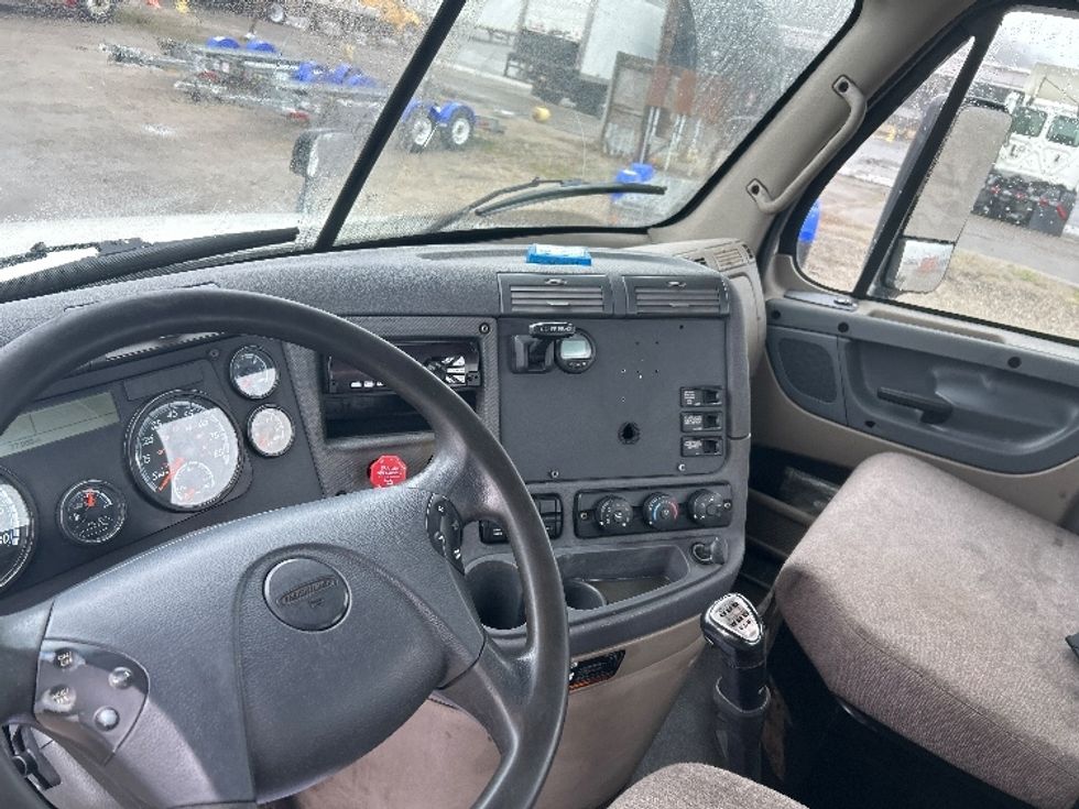Day Cab Tractor-Heavy Duty Tractors-Freightliner-2019-Cascadia 12564ST-Londonderry-NH-311,672\n\t\tmiles-$ 32,500 - Image 10