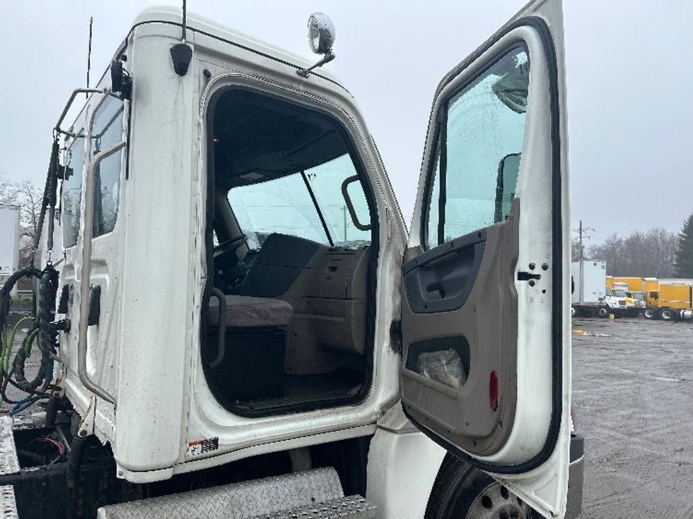 Day Cab Tractor-Heavy Duty Tractors-Freightliner-2019-Cascadia 12564ST-Londonderry-NH-311,672\n\t\tmiles-$ 32,500 - Image 12