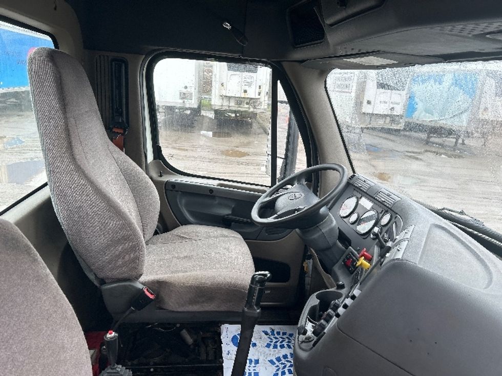 Day Cab Tractor-Heavy Duty Tractors-Freightliner-2019-Cascadia 12564ST-Londonderry-NH-311,672\n\t\tmiles-$ 32,500 - Image 14