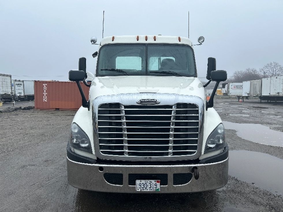 Day Cab Tractor-Heavy Duty Tractors-Freightliner-2019-Cascadia 12564ST-Londonderry-NH-311,672\n\t\tmiles-$ 32,500 - Image 2