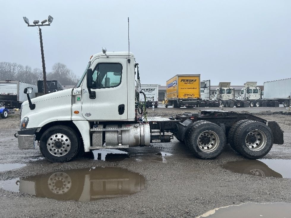 Day Cab Tractor-Heavy Duty Tractors-Freightliner-2019-Cascadia 12564ST-Londonderry-NH-311,672\n\t\tmiles-$ 32,500 - Image 4
