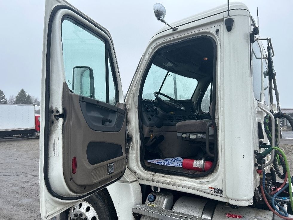 Day Cab Tractor-Heavy Duty Tractors-Freightliner-2019-Cascadia 12564ST-Londonderry-NH-311,672\n\t\tmiles-$ 32,500 - Image 9