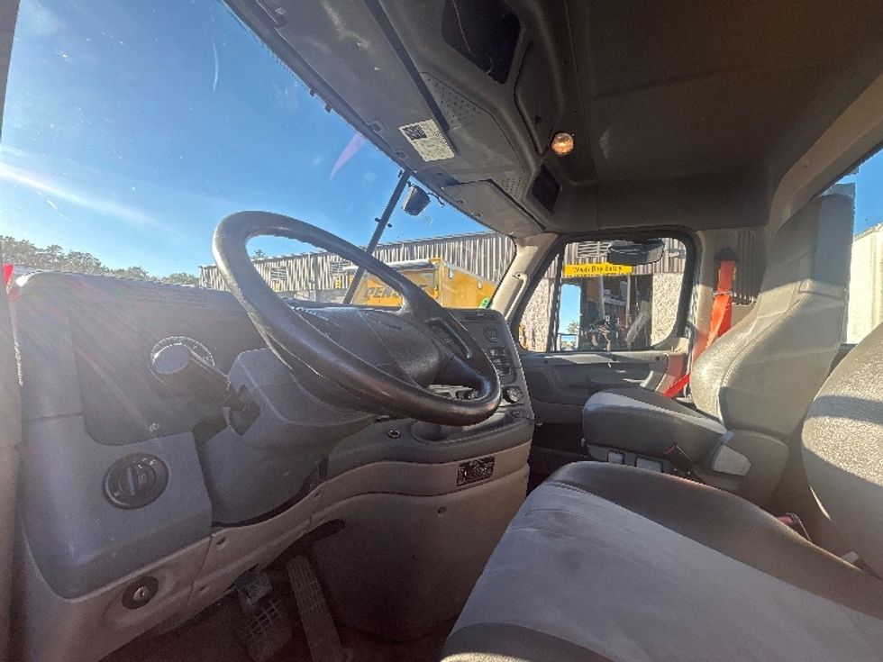 Day Cab Tractor-Heavy Duty Tractors-Freightliner-2019-Cascadia 12564ST-Londonderry-NH-423,825\n\t\tmiles-$ 34,250 - Image 10