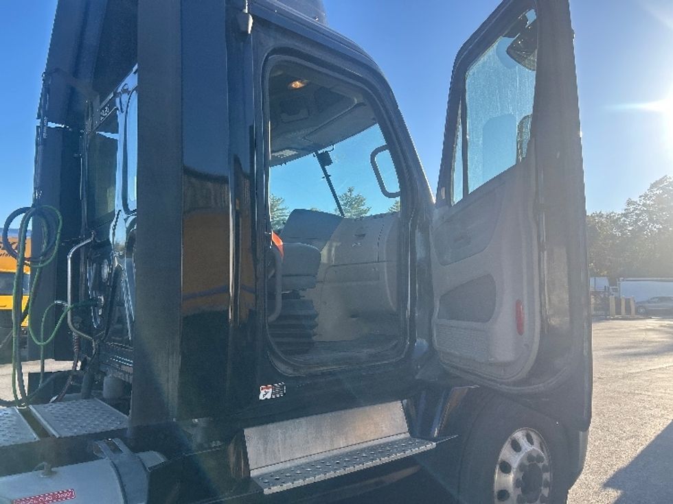 Day Cab Tractor-Heavy Duty Tractors-Freightliner-2019-Cascadia 12564ST-Londonderry-NH-423,825\n\t\tmiles-$ 34,250 - Image 12