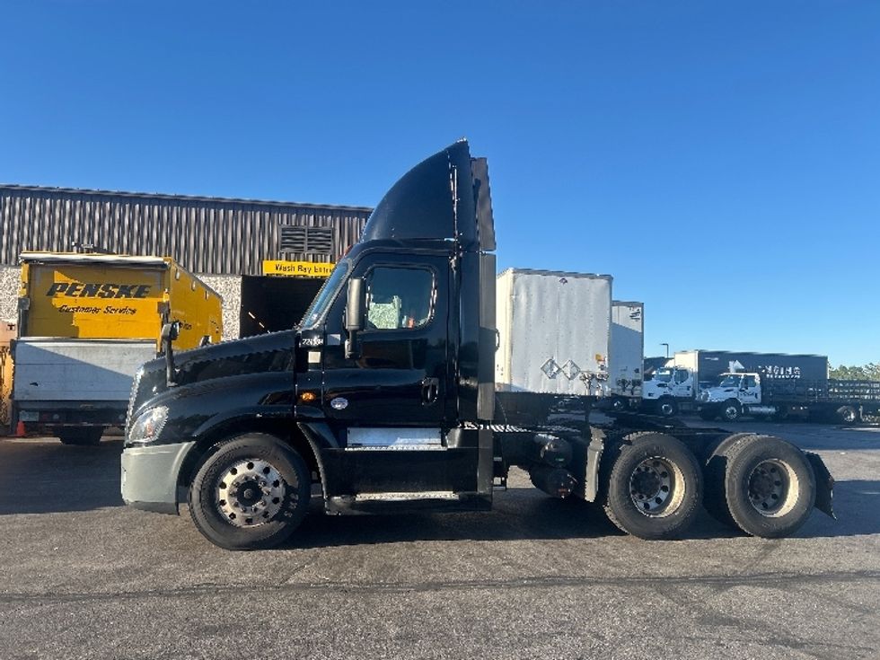 Day Cab Tractor-Heavy Duty Tractors-Freightliner-2019-Cascadia 12564ST-Londonderry-NH-423,825\n\t\tmiles-$ 34,250 - Image 4