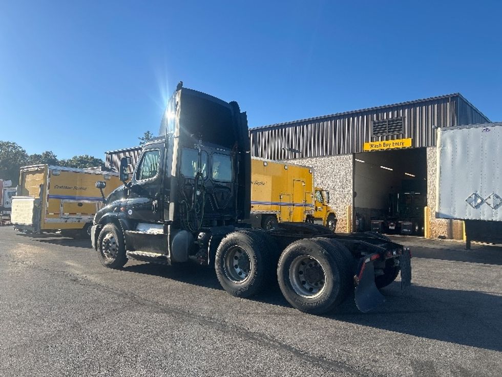 Day Cab Tractor-Heavy Duty Tractors-Freightliner-2019-Cascadia 12564ST-Londonderry-NH-423,825\n\t\tmiles-$ 34,250 - Image 5