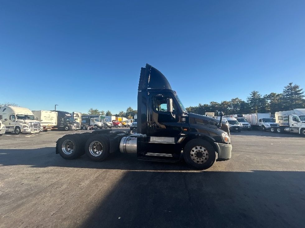 Day Cab Tractor-Heavy Duty Tractors-Freightliner-2019-Cascadia 12564ST-Londonderry-NH-423,825\n\t\tmiles-$ 34,250 - Image 8