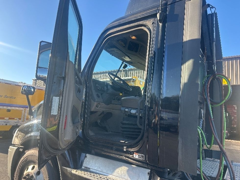 Day Cab Tractor-Heavy Duty Tractors-Freightliner-2019-Cascadia 12564ST-Londonderry-NH-423,825\n\t\tmiles-$ 34,250 - Image 9