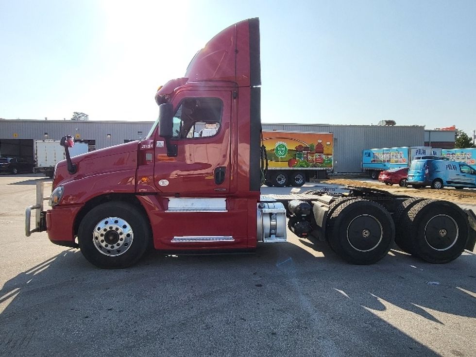 Day Cab Tractor-Heavy Duty Tractors-Freightliner-2019-Cascadia 12564ST-Londonderry-NH-445,089\n\t\tmiles-$ 36,250 - Image 4