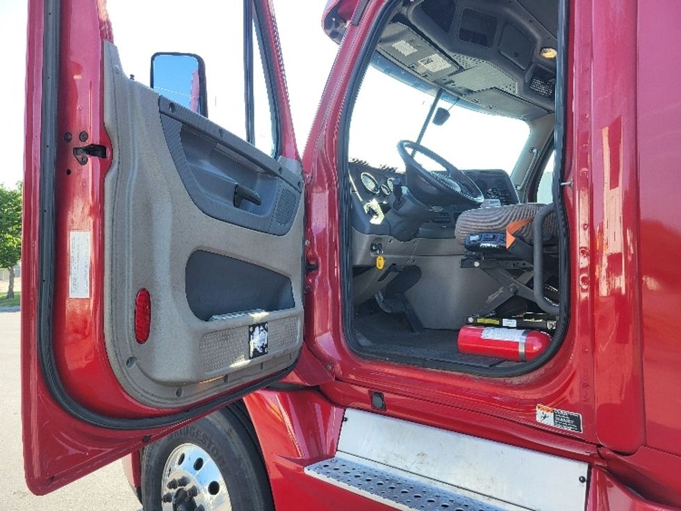 Day Cab Tractor-Heavy Duty Tractors-Freightliner-2019-Cascadia 12564ST-Londonderry-NH-445,089\n\t\tmiles-$ 36,250 - Image 9