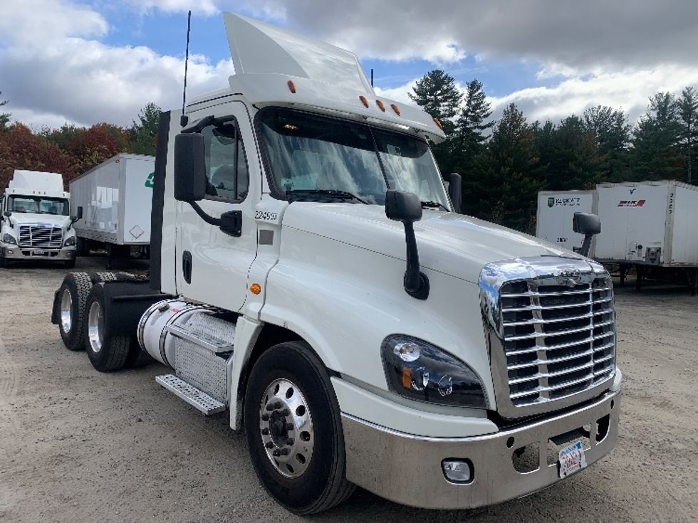 Day Cab Tractor-Heavy Duty Tractors-Freightliner-2019-Cascadia 12564ST-Londonderry-NH-500,000\n\t\tmiles-$ 27,750 - Image 1