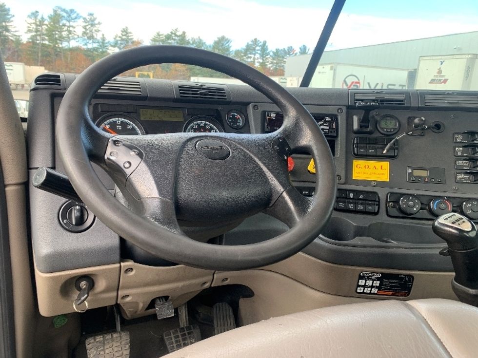 Day Cab Tractor-Heavy Duty Tractors-Freightliner-2019-Cascadia 12564ST-Londonderry-NH-500,000\n\t\tmiles-$ 27,750 - Image 11