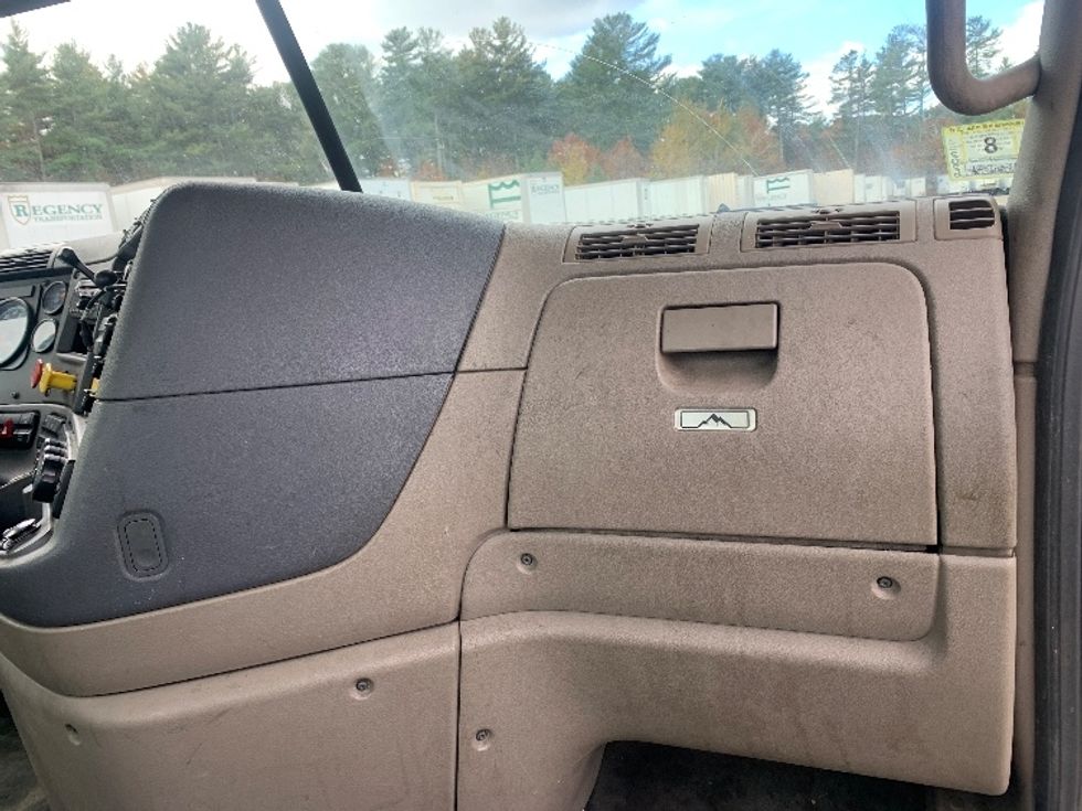 Day Cab Tractor-Heavy Duty Tractors-Freightliner-2019-Cascadia 12564ST-Londonderry-NH-500,000\n\t\tmiles-$ 27,750 - Image 13