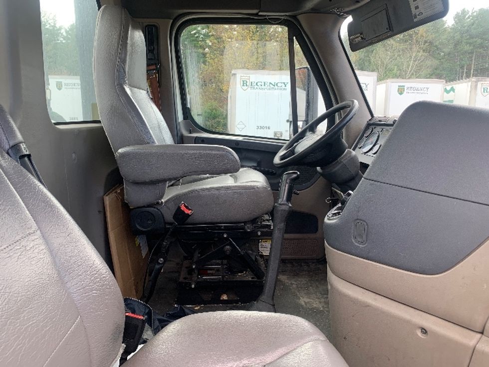 Day Cab Tractor-Heavy Duty Tractors-Freightliner-2019-Cascadia 12564ST-Londonderry-NH-500,000\n\t\tmiles-$ 27,750 - Image 14