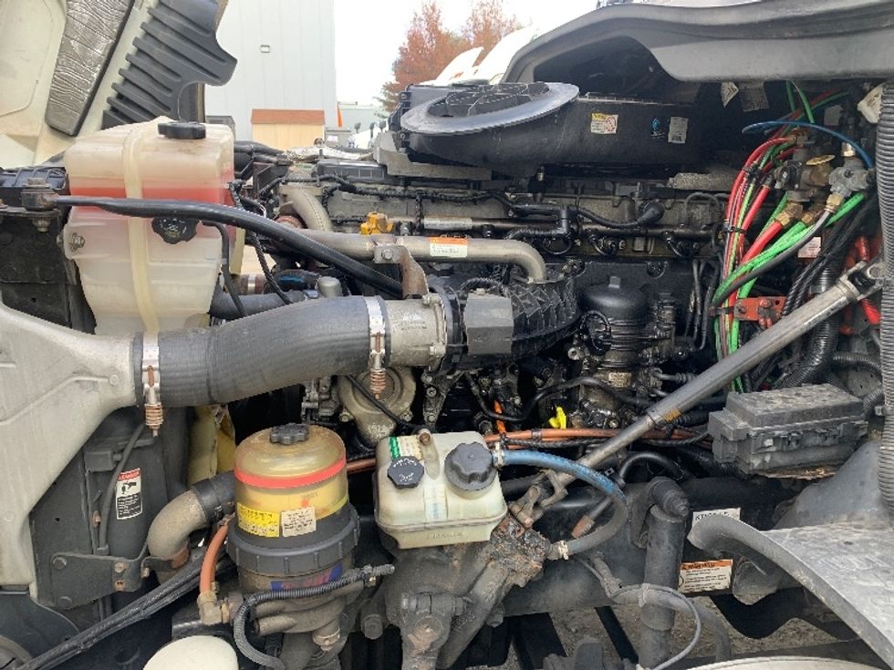 Day Cab Tractor-Heavy Duty Tractors-Freightliner-2019-Cascadia 12564ST-Londonderry-NH-500,000\n\t\tmiles-$ 27,750 - Image 16